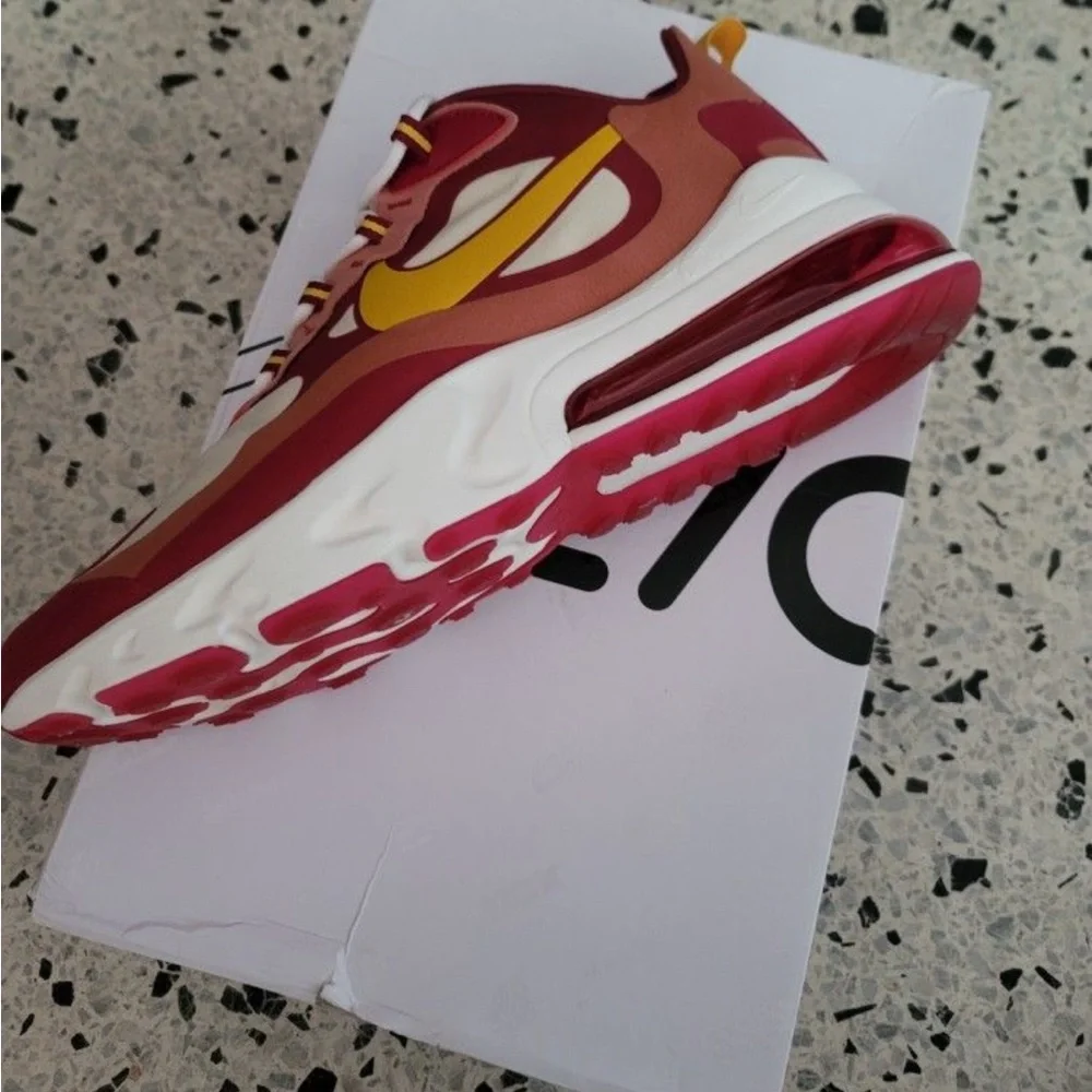 Nike Air Max 270 React - Picture 3 of 5